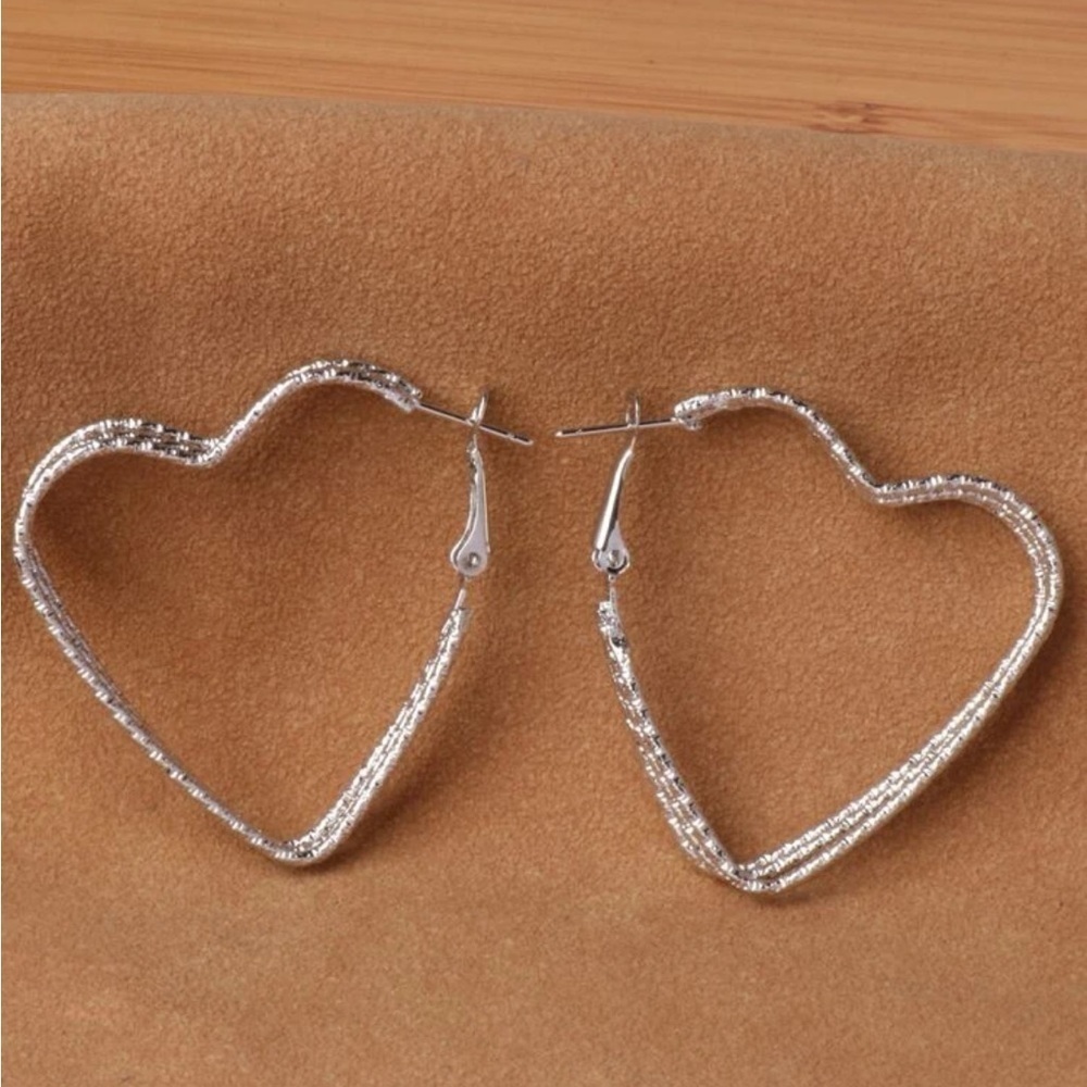 Silver heart gorgeous earrings ✨​​​​​​​​​​​